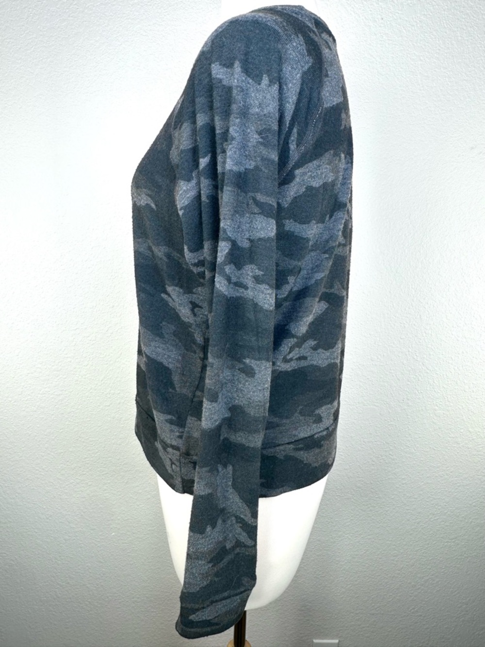 Beyond Yoga Camo Crewneck Sweatshirt Gray Size‎ Small Ultra Soft Lounge Cozy Top - Picture 4 of 13